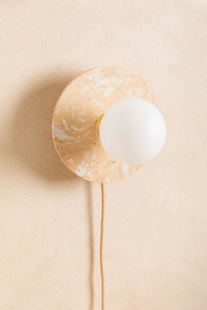 Luminaire en béton, applique murale réalisée à la main par des artisans français.