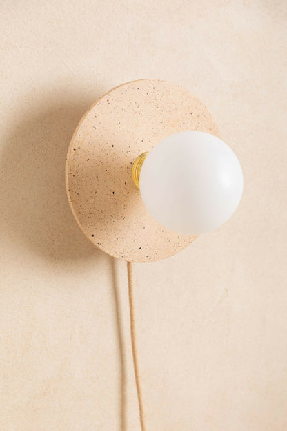 Luminaire en béton, applique murale réalisée à la main par des artisans français.