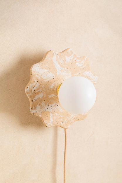 Applique ELLA éteinte, forme organique et texture béton teinté dans la masse