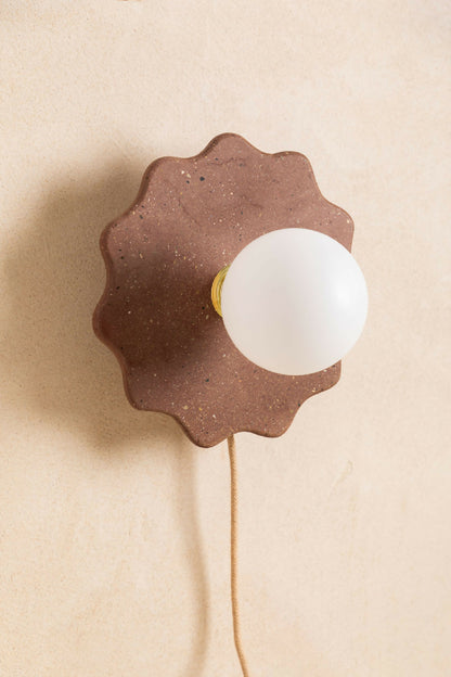 Détail nuances béton coloré applique ELLA, matière artisanale unique