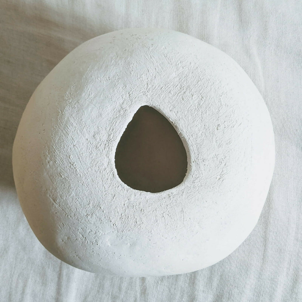 Applique en céramique blanche en forme de bulle, ouverture triangulaire sombre