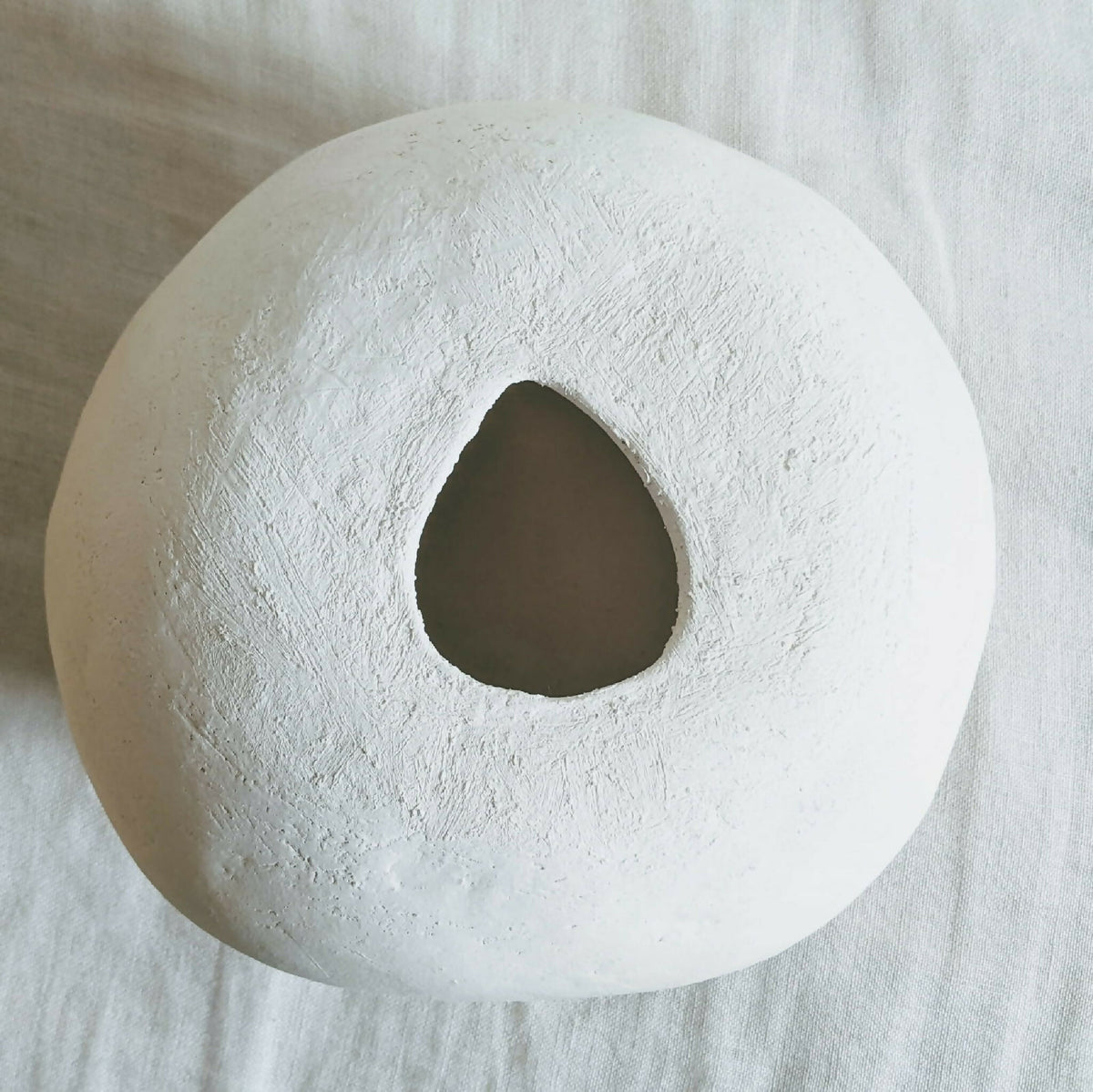 Applique en céramique blanche en forme de bulle, ouverture triangulaire sombre