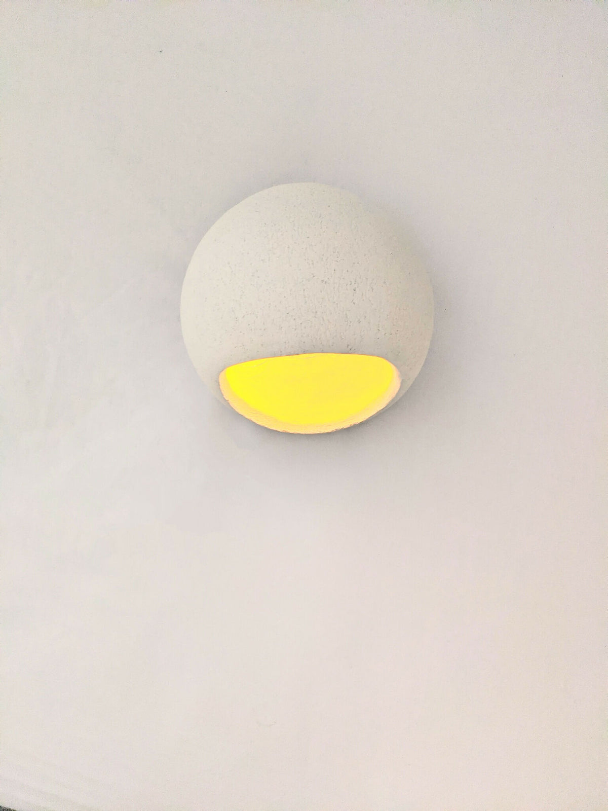 Appliqué en céramique en forme de bulle, blanc, ouverture jaune.