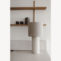 Lampe TERA avec base cylindrique en céramique blanche et abat-jour en tissu beige