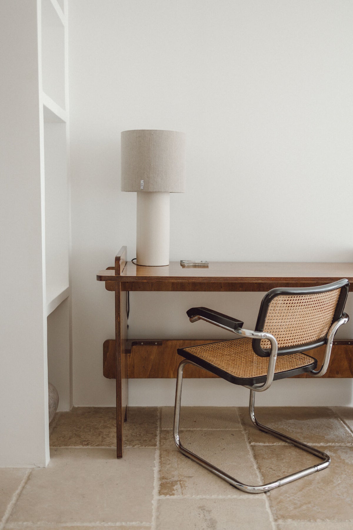 Lampe TERA avec abat-jour en tissu beige et base cylindrique blanche