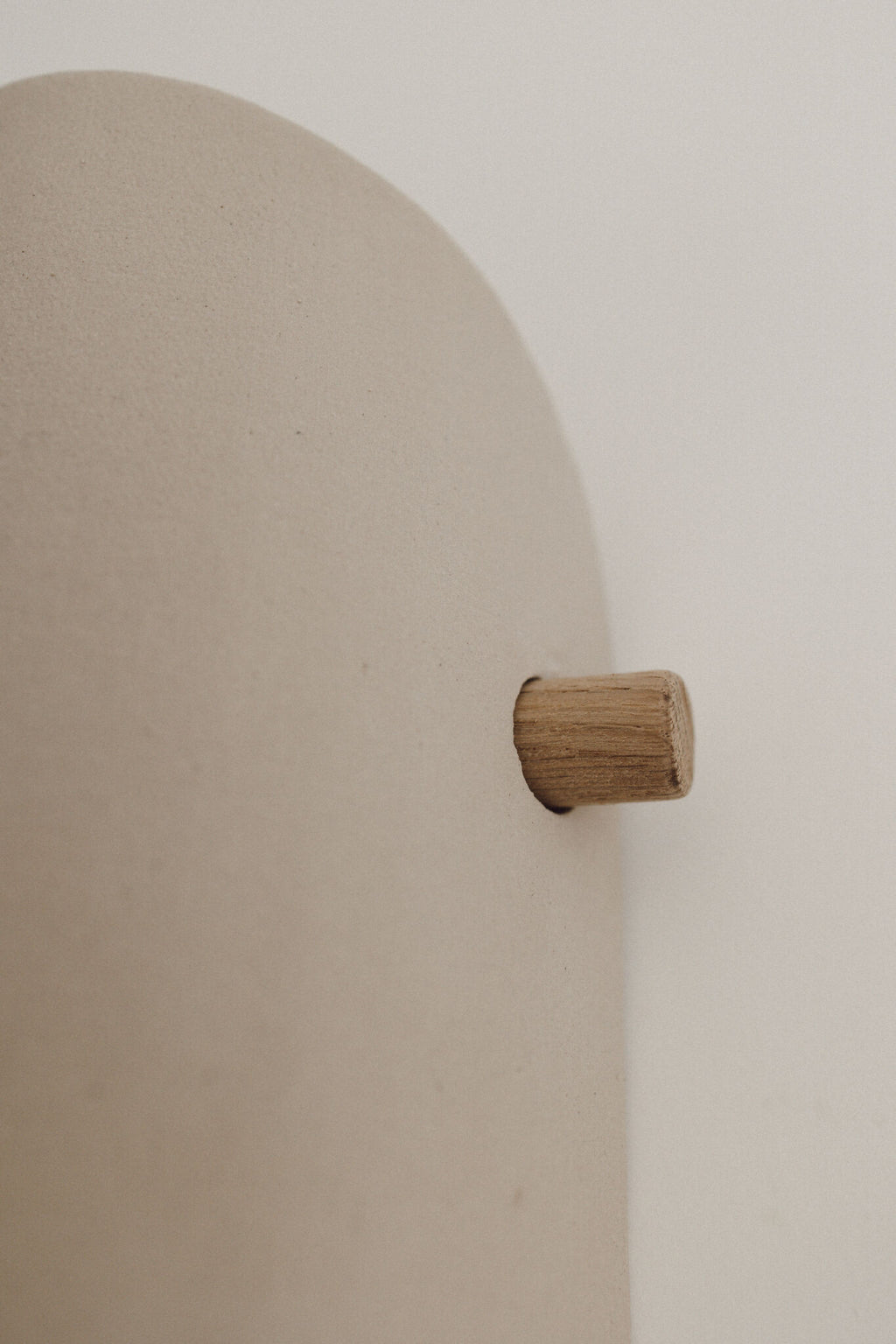 Applique murale en céramique beige avec fixation en bois rond