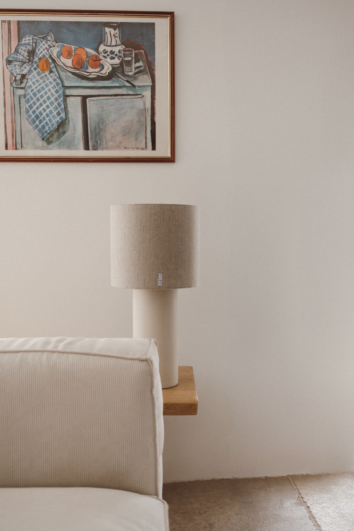 Lampe TERA avec pied cylindrique blanc et abat-jour en tissu beige