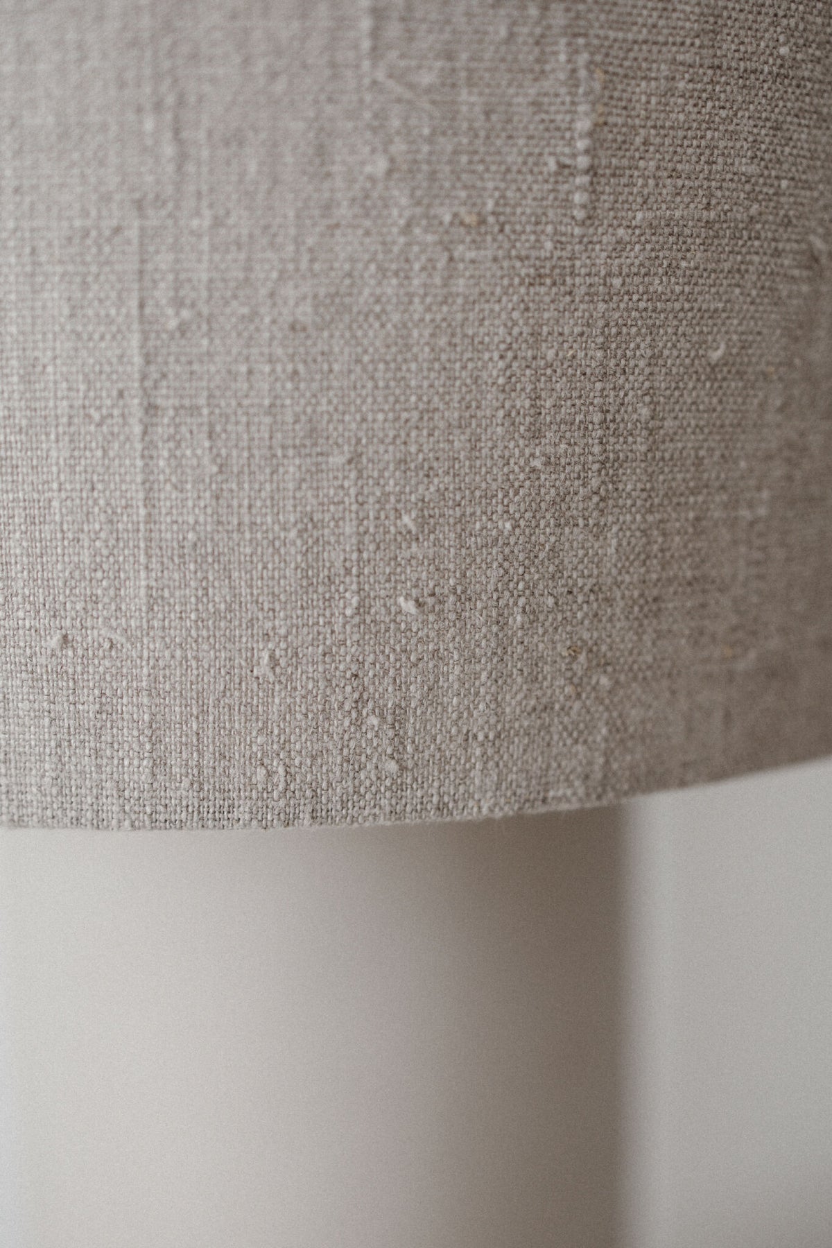 Abat-jour en tissu beige de la lampe TERA, texture tissée visible en gros plan