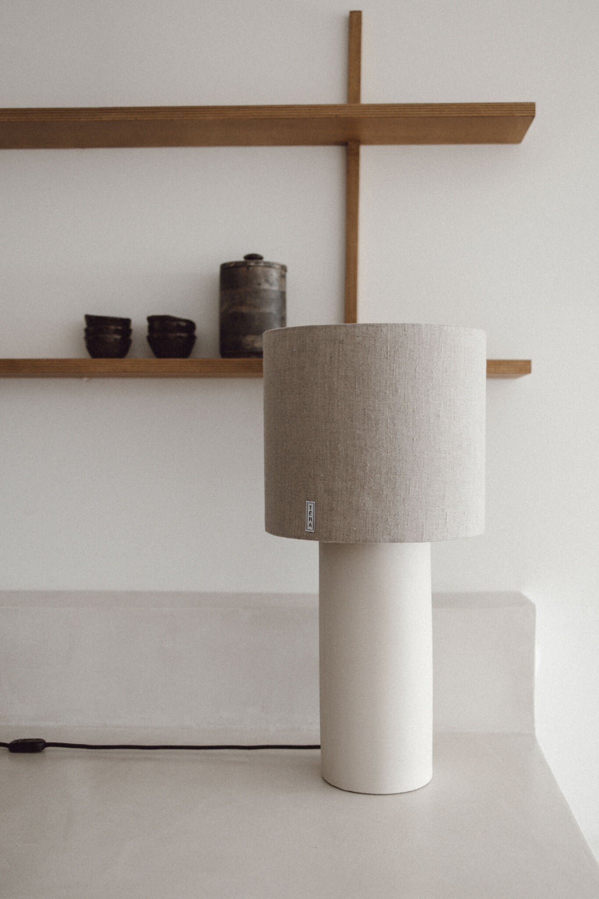 Lampe TERA avec base cylindrique en céramique blanche et abat-jour en tissu beige