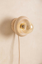 Applique murale ronde beige en verre texturé, ampoule dorée, câble visible
