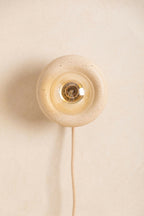 Applique murale ronde beige en verre texturé moucheté, douille centrale dorée, câble visible