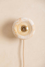 Applique murale ronde beige en verre texturé avec effet moucheté, câble visible