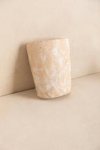 Tuile cylindre en béton beige clair texturé avec taches