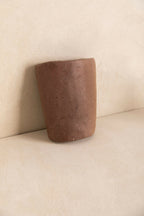 Tuile cylindre en béton marron foncé texturé avec points