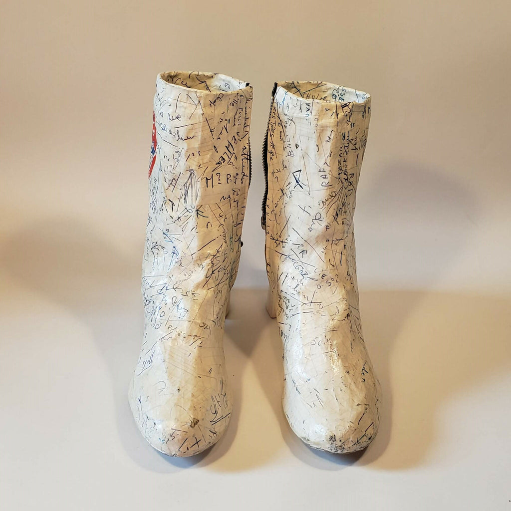 Paire de bottes zippées tige haute, imprimé manuscrit sur fond clair, talon bois