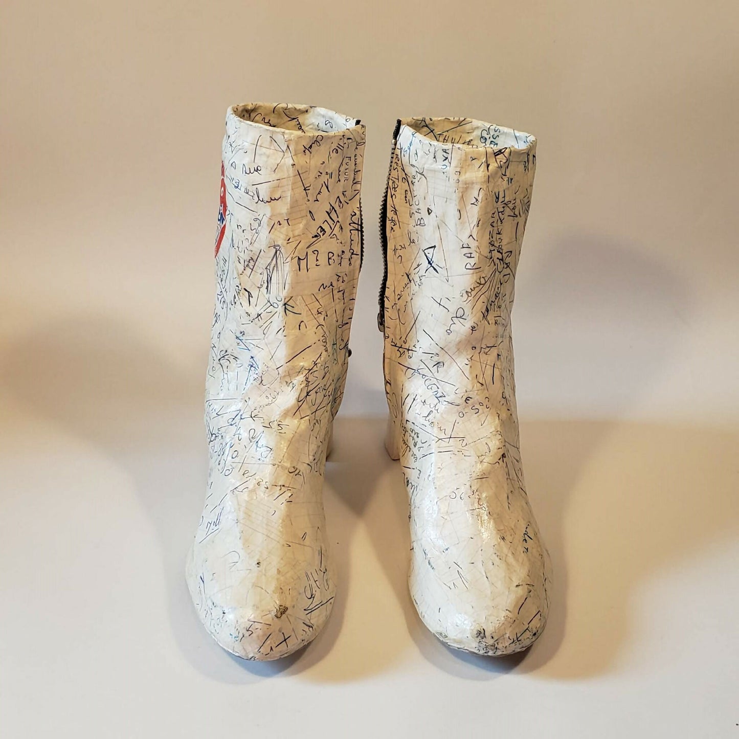 Sculpture - Les boots zippées blanches