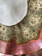 Assiette Prunelle bord brun, détail du décor vert moucheté et points rouges sur émail.