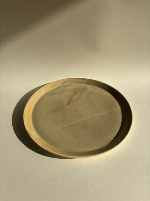 Assiette sable beige mate, vue de dessus, bord fin et intérieur texturé