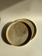 Assiette sable beige, vue inclinée, assiette arrière visible, intérieur nuageux