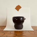 Mug en céramique noir brillant, anse arrondie et forme bulle