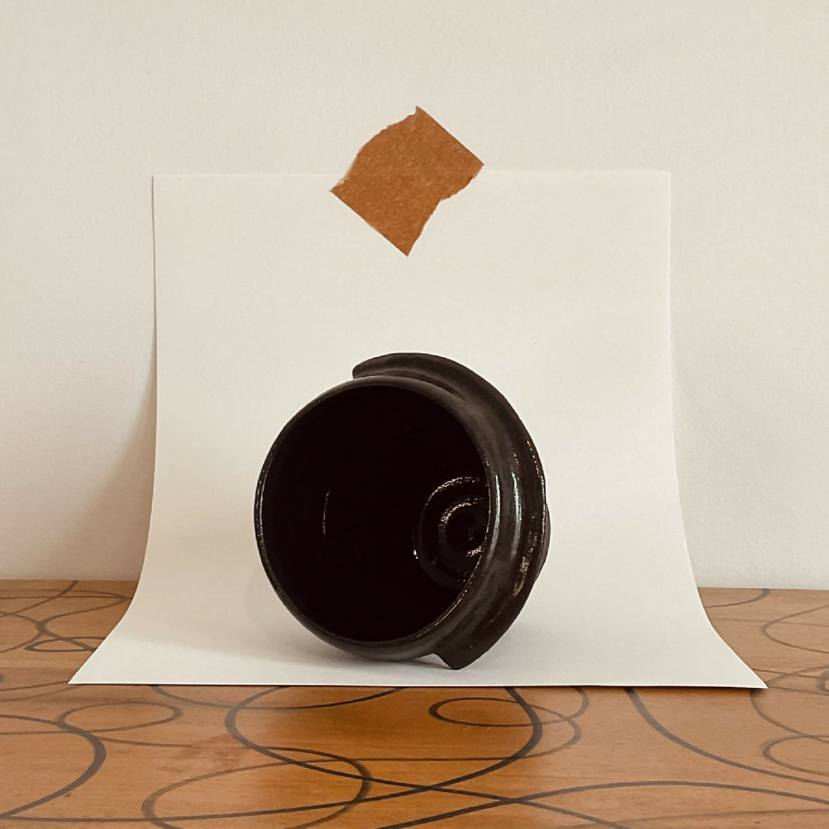 Mug noir brillant vu de l’intérieur, ouverture large et anse