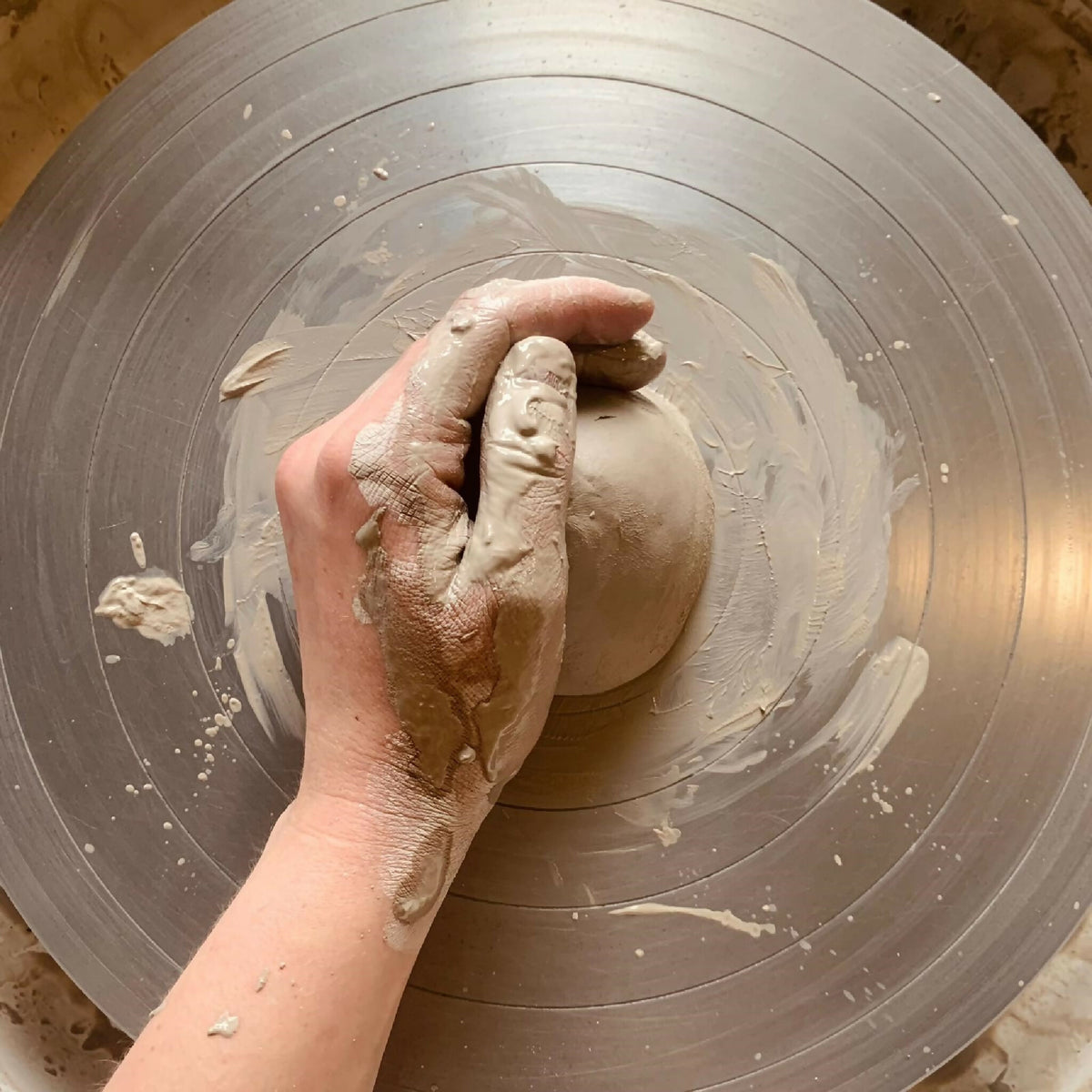 Tasse Bulle en céramique beige, modelage à la main sur surface tournante.