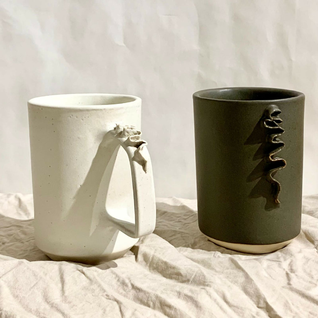 Ensemble de deux mugs : blanc cassé et kaki, motif froufrou en relief