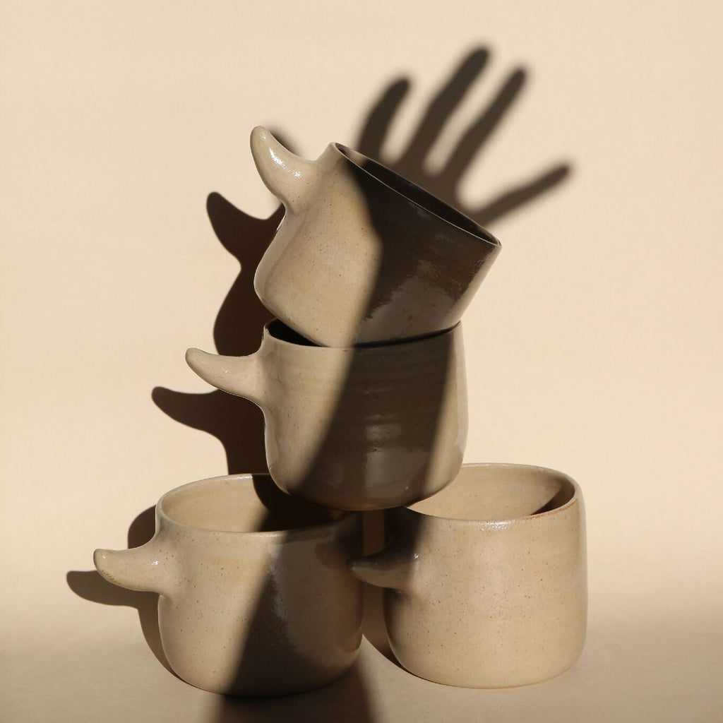 Tasses « Horn » en céramique beige, empilées, anses en forme de cornes