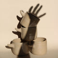 Tasses « Horn » en céramique beige, empilées, anses en forme de cornes