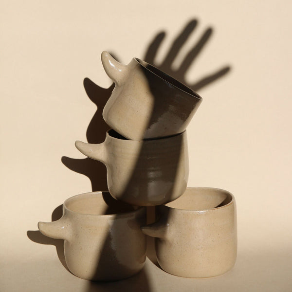 Tasses « Horn » en céramique beige, empilées, anses en forme de cornes