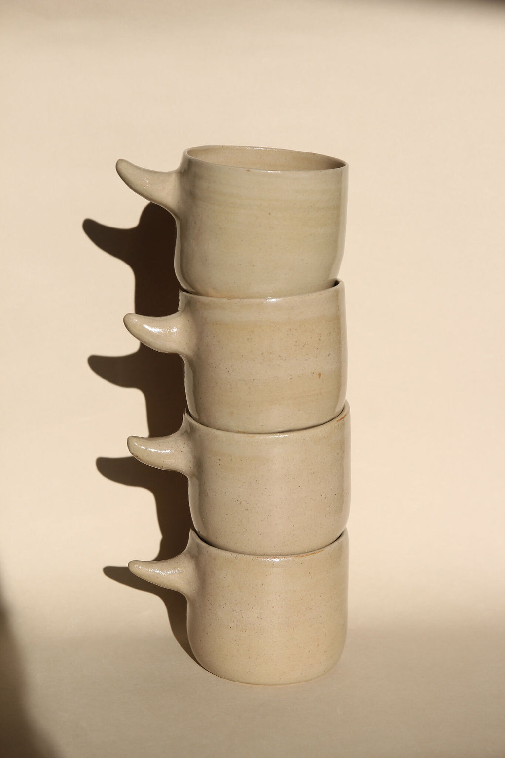 Tasses « Horn » beige, trois tasses empilées, anses cornes