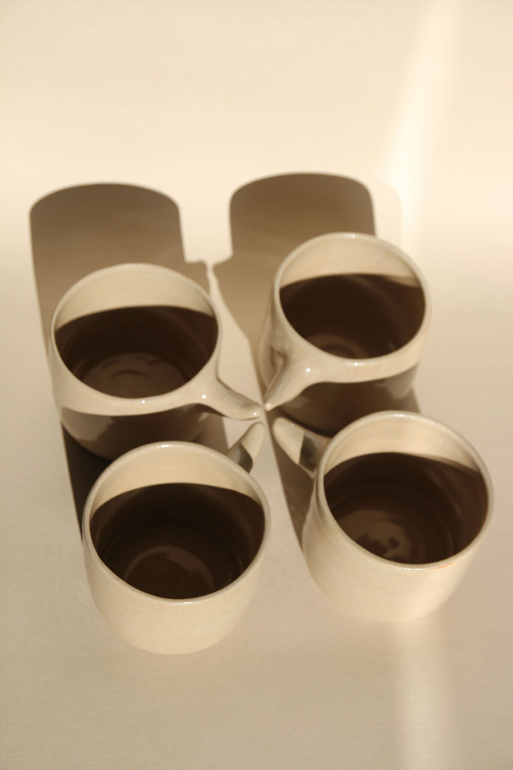 Set de tasses « Horn » blanches, anses en cornes, intérieurs foncés