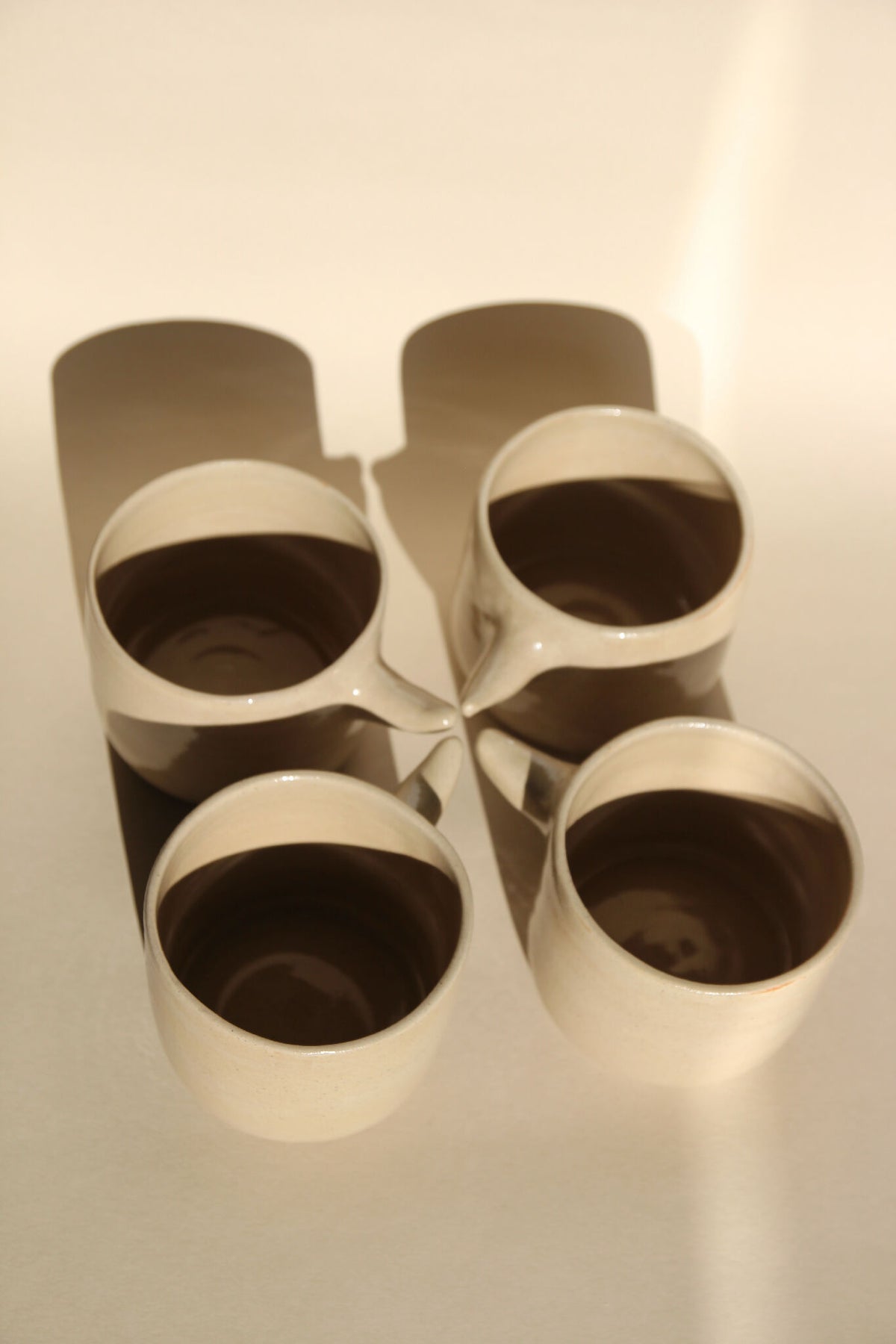 Set de tasses « Horn » blanches, anses en cornes, intérieurs foncés