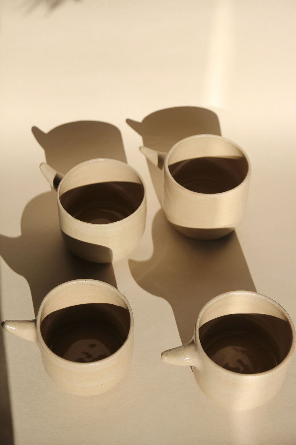 Set de tasses « Horn » blanches, tasses groupées, anses en forme de cornes