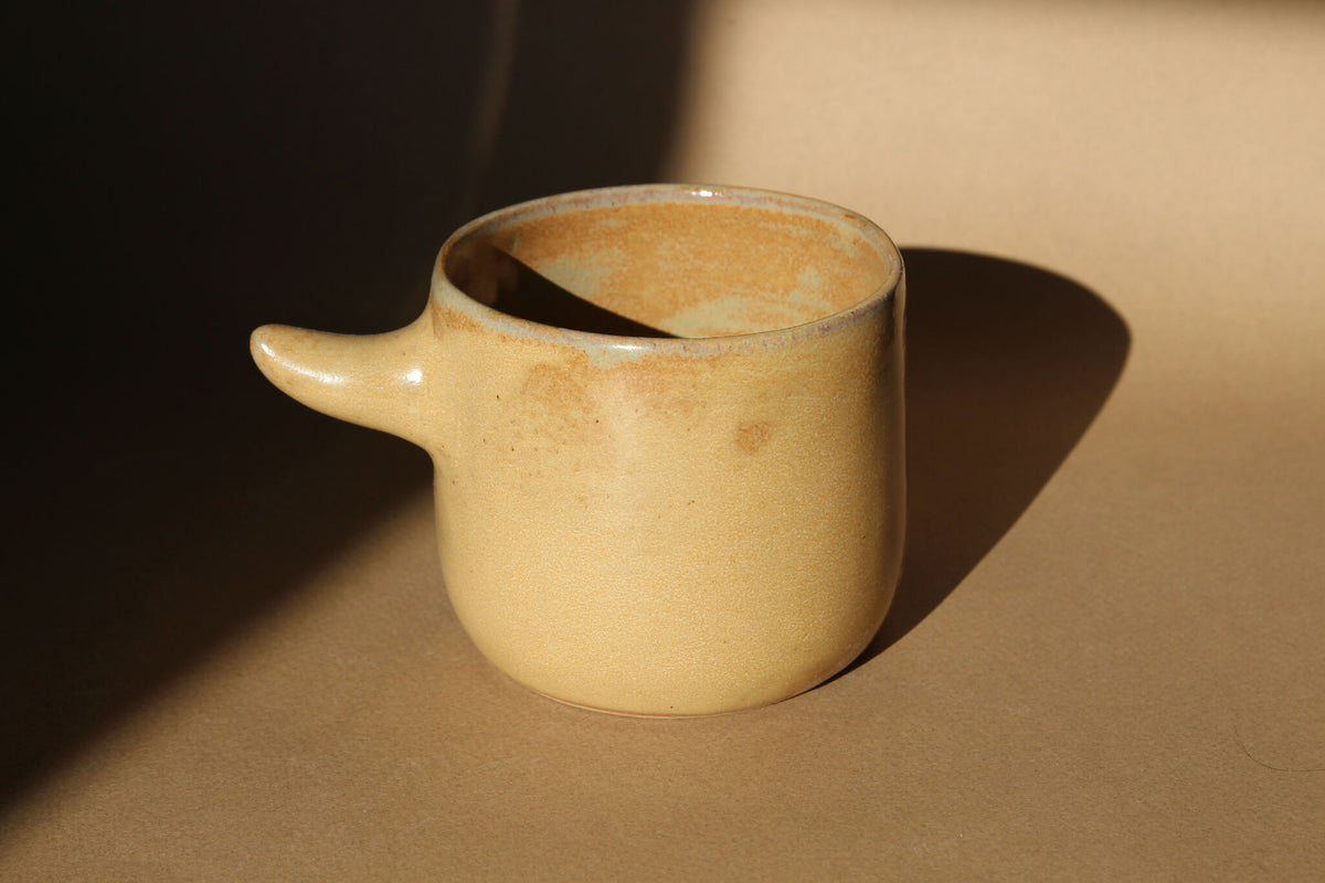 Tasse « Horn » caramel en céramique, anse en forme de corne