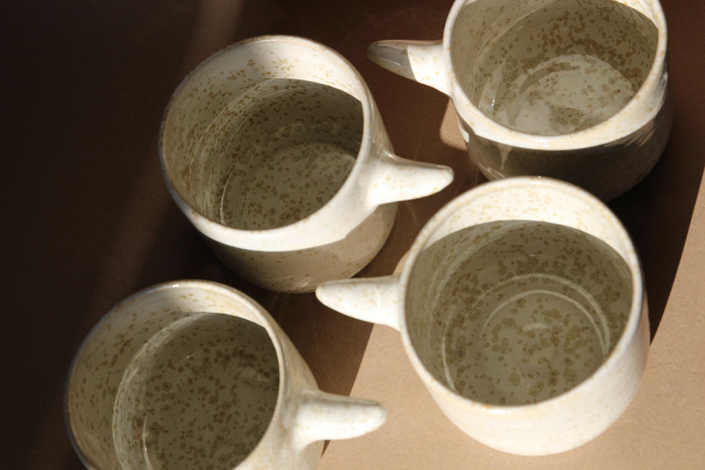 Set de tasses « Horn » blanches mouchetées, anses cornes, intérieurs foncés