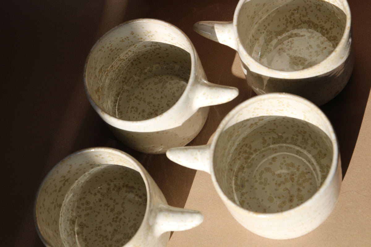 Set de tasses « Horn » blanches mouchetées, anses cornes, intérieurs foncés