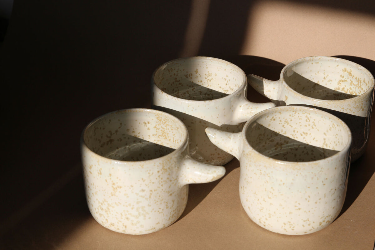 Set de tasses « Horn » blanches mouchetées, six tasses, anses en cornes