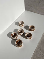 Petit lot de tasses en céramique blanches à motifs abstraits marron, vue de dessus