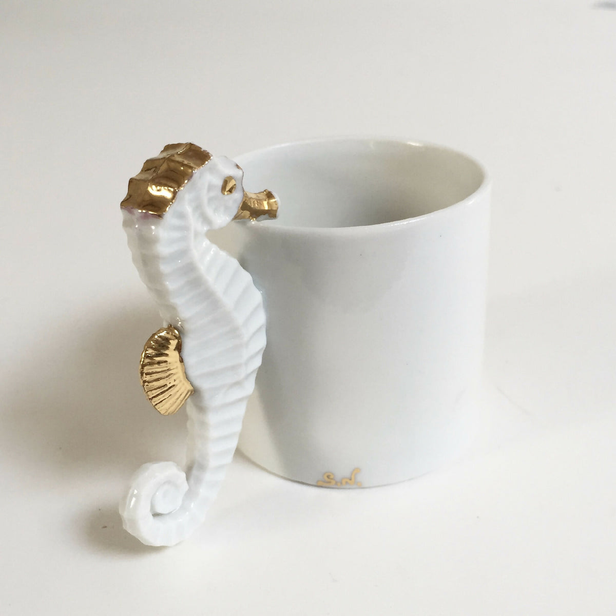 Tasse blanche avec motif hippocampe en relief, finition dorée