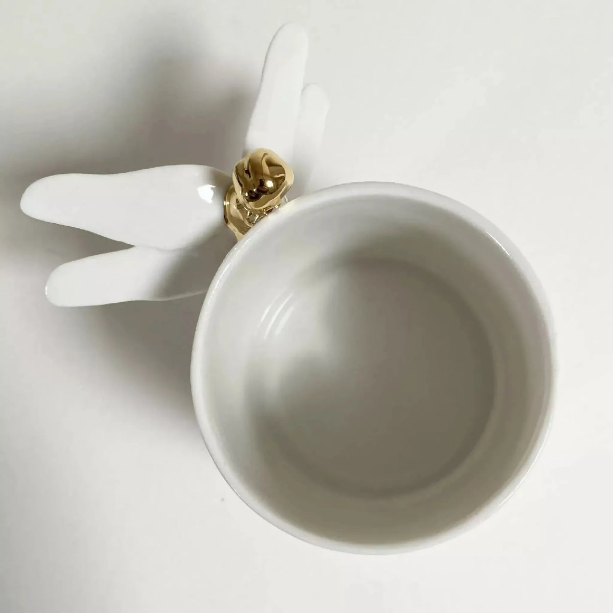 Tasse blanche, intérieur visible, décor libellule doré au bord et ailes en relief