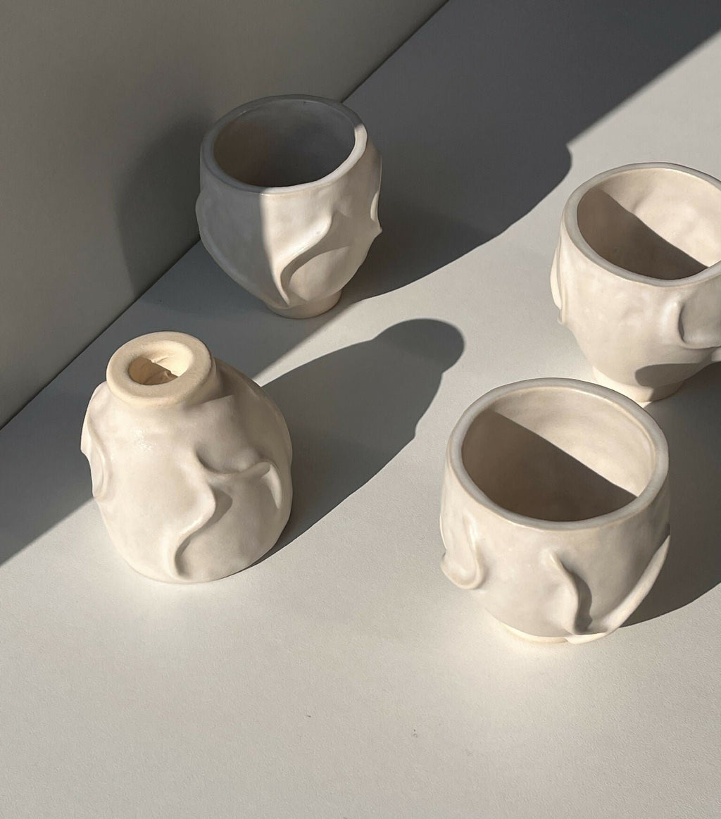 Lot de 4 tasses céramiques blanches à relief ondulé, vues en angle