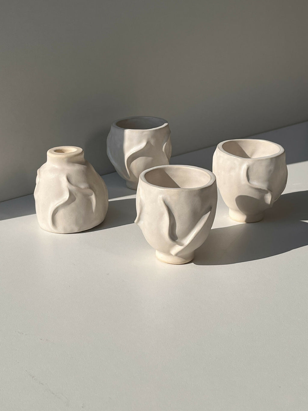 Lot de 4 tasses céramiques blanches à forme ondulée, dessus et côtés visibles