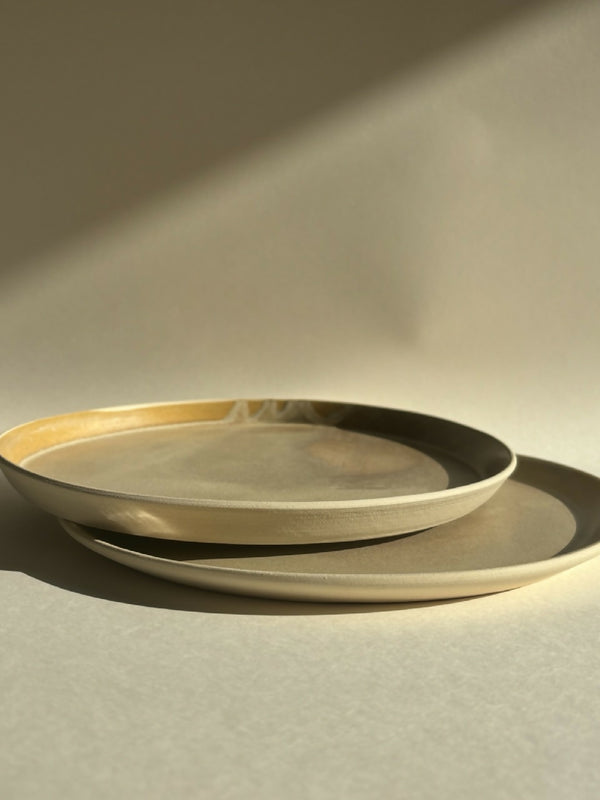 Assiette sable en céramique beige, bord doré, vue de dessus avec assiette superposée