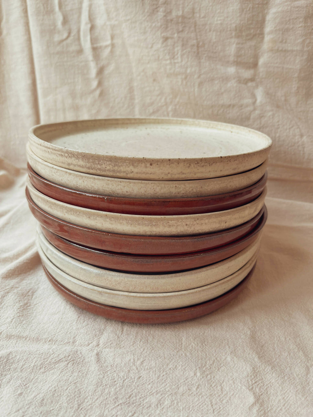 Pile d’assiettes céramique cuivre et beige, style classique Algue