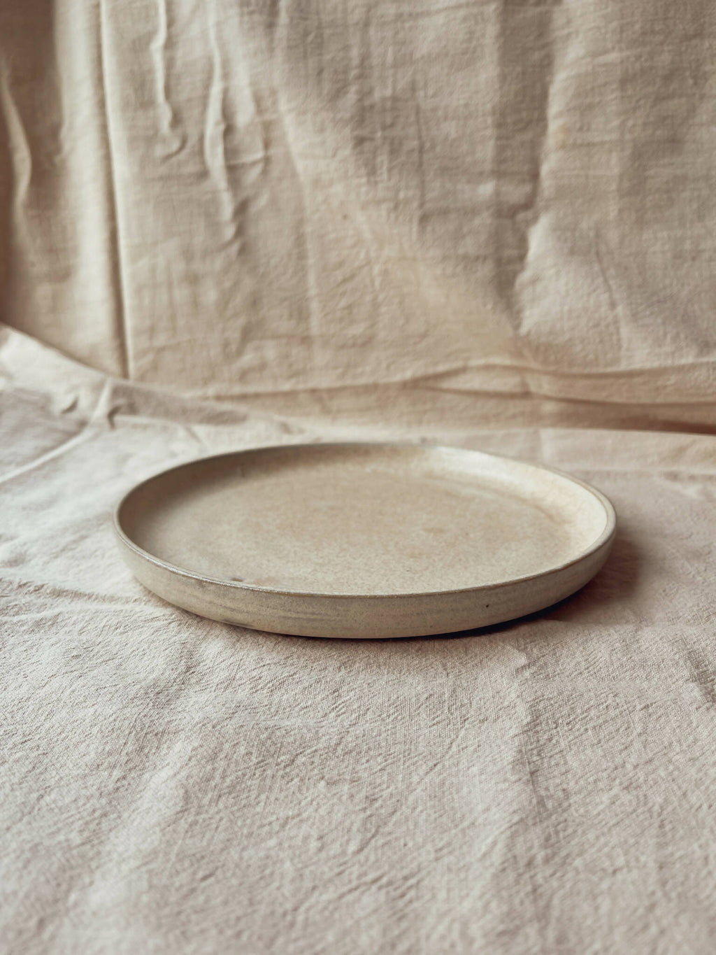 Assiette ronde en céramique beige clair, style classique Algue