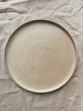 Assiette ronde en céramique beige sable moucheté, style classique Algue
