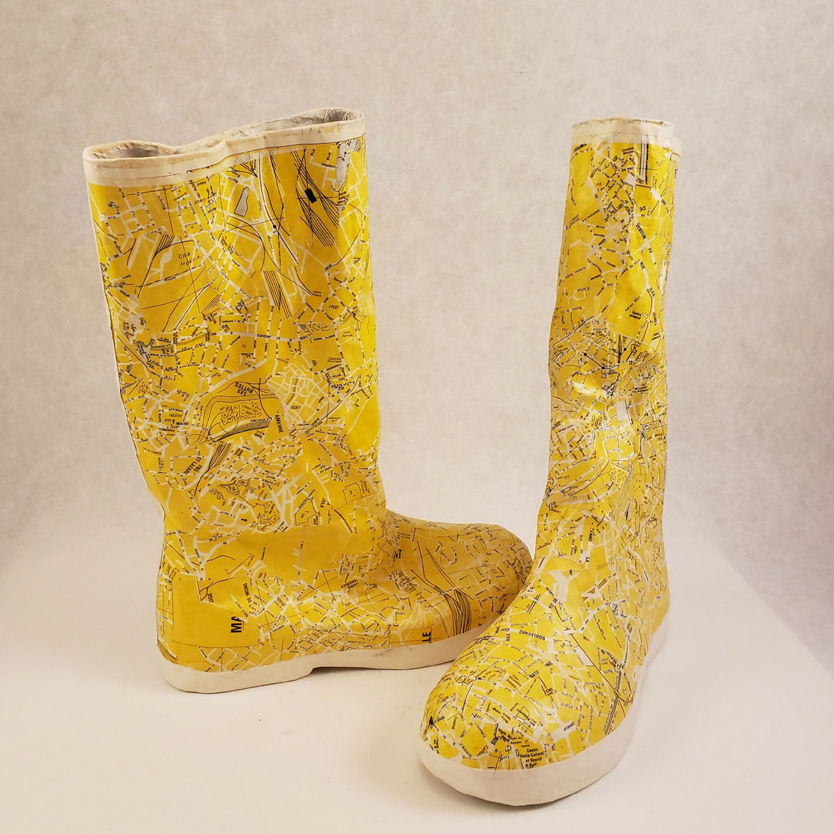 Bottes jaunes à bout rond, tige haute, motif texturé, semelle épaisse blanche.