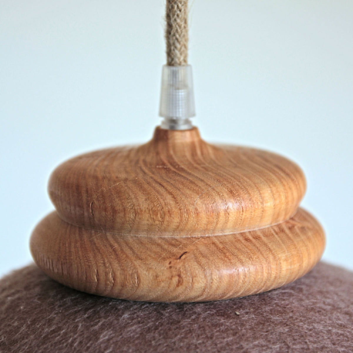 Suspension MUNDI, base en bois cannelé et cordon textile