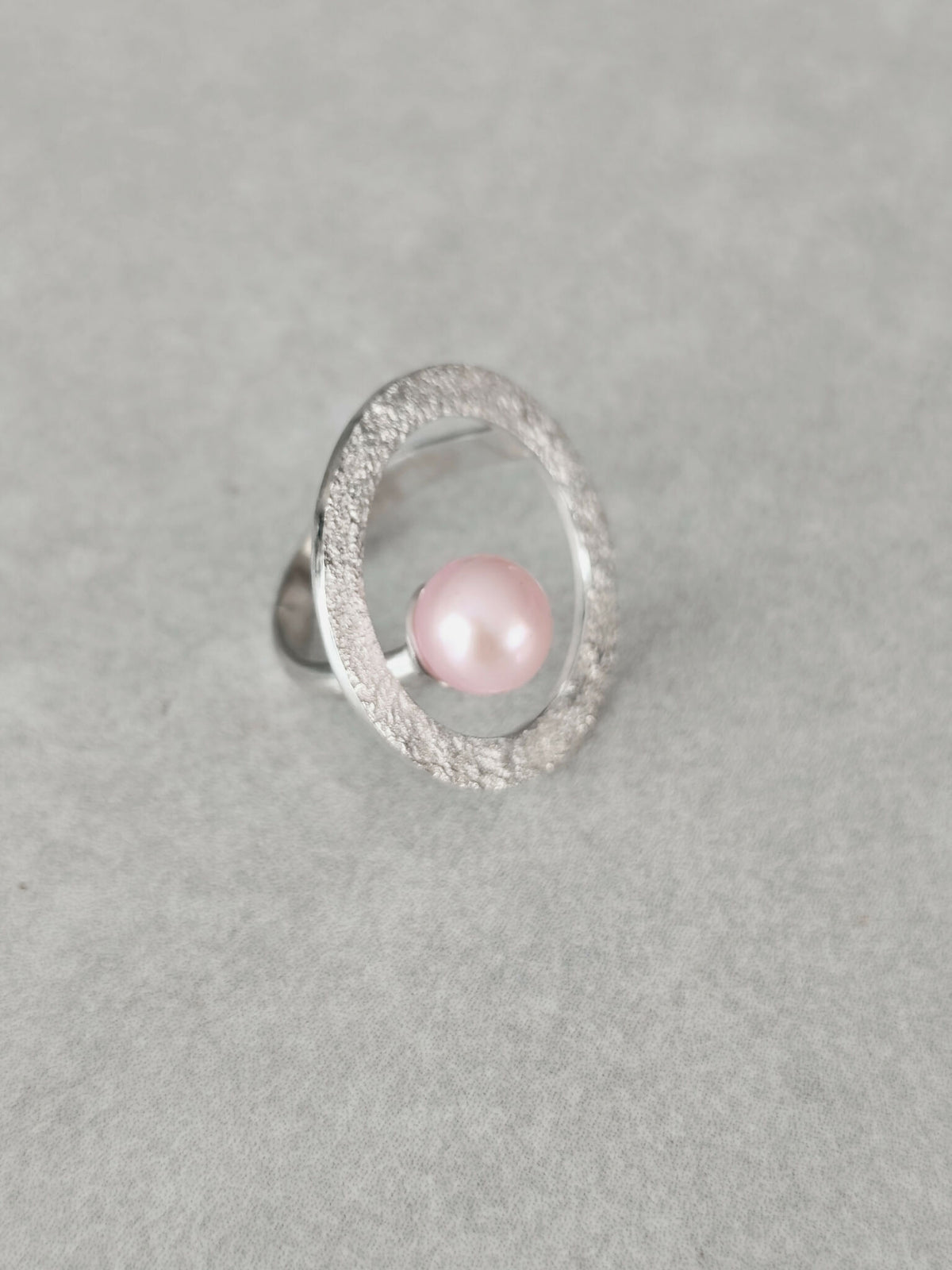 Bague Atoll argentée texturée, cabochon perle rose nacrée vue de côté